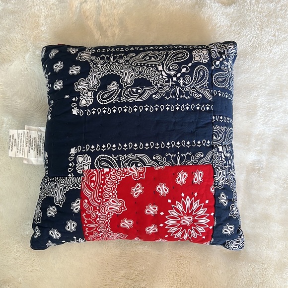 Levi’s bandana pillow mix Red /Navy - Picture 3 of 11